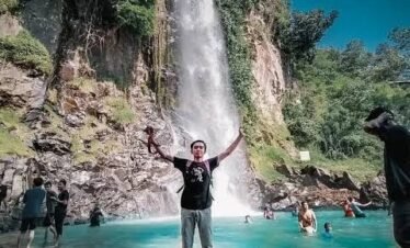 Curug Bidadari Sentul Bogor dengan aliran air jernih di tengah hutan