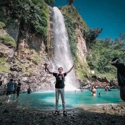 Curug Bidadari Sentul Bogor dengan aliran air jernih di tengah hutan