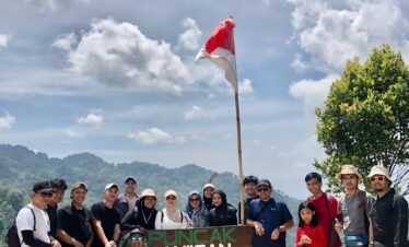 Trip Bukit Paniisan Sentul dengan pemandangan alam perbukitan