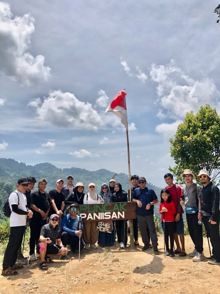 Trip Bukit Paniisan Sentul dengan pemandangan alam perbukitan