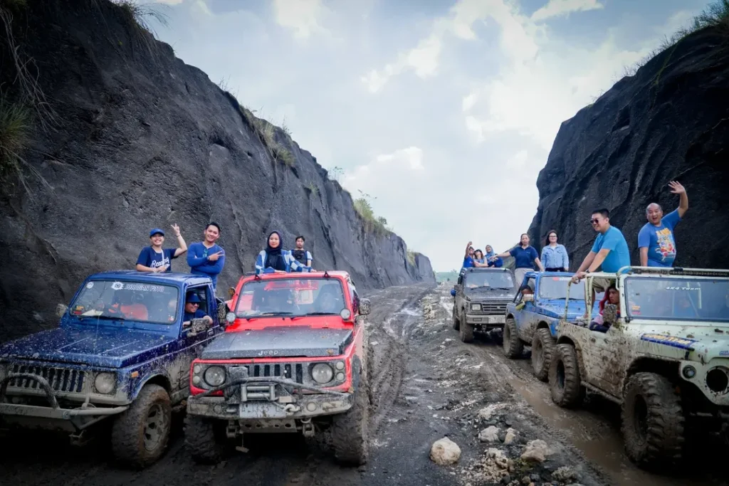 Offroad Sentul dengan jeep 4x4 menyusuri jalur alam perbukitan dan hutan