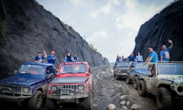 Offroad Sentul dengan jeep 4x4 menyusuri jalur alam perbukitan dan hutan